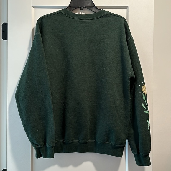 Spread Love green crew neck with floral detailed sleeve size M - Picture 6 of 6